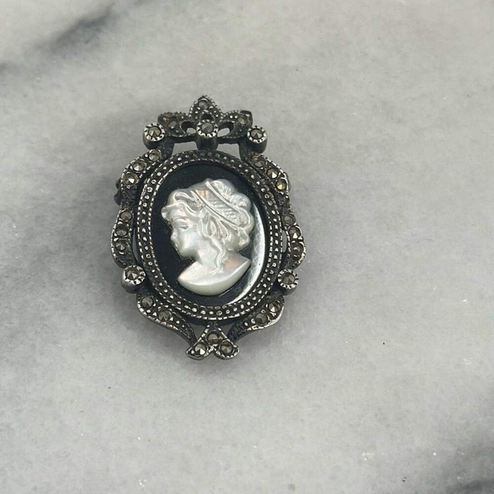 Vintage Black Onyx Mother of Pearl Cameo Brooch /Pendant